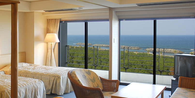 Great views of the ocean that stretches under the balcony.