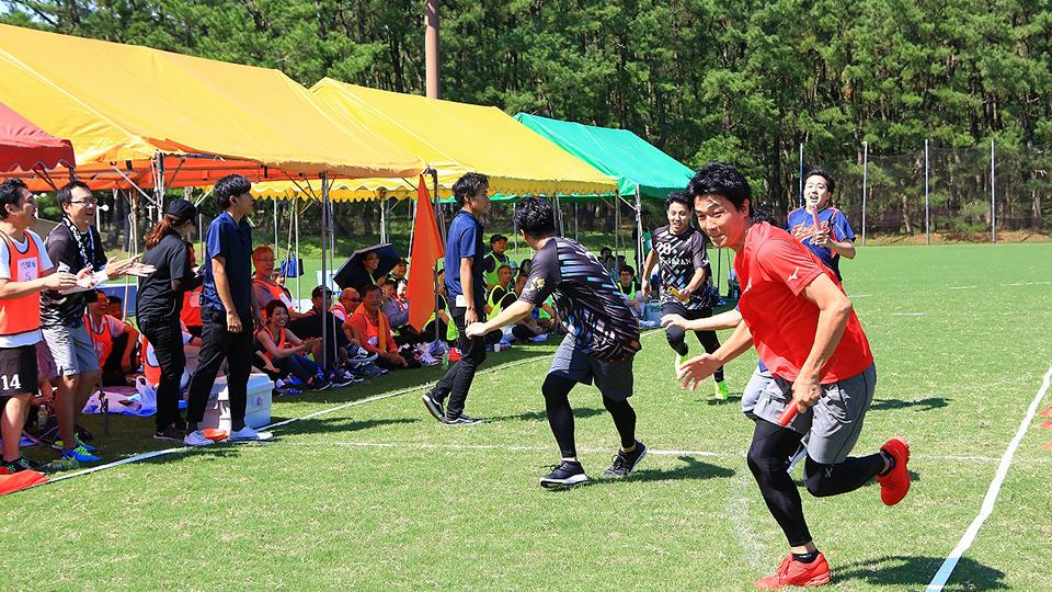 グラウンド外周を活用した、チーム対抗リレーでさらに団結力アップ