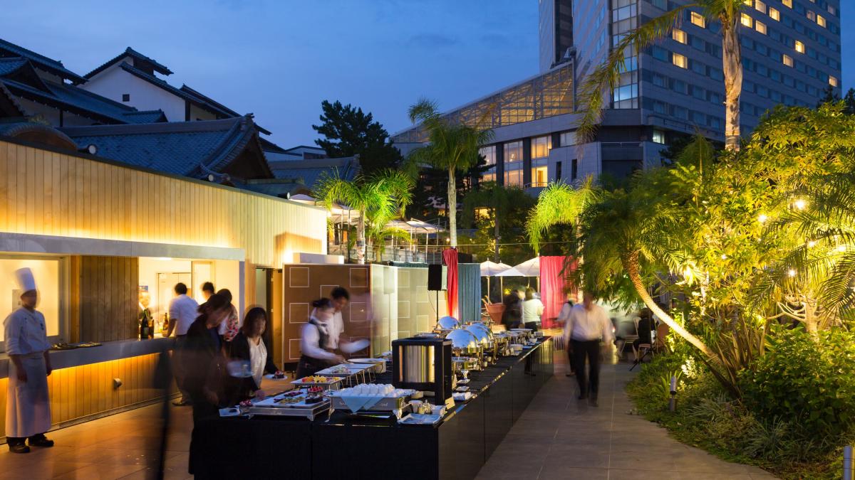 屋外でのビュッフェ