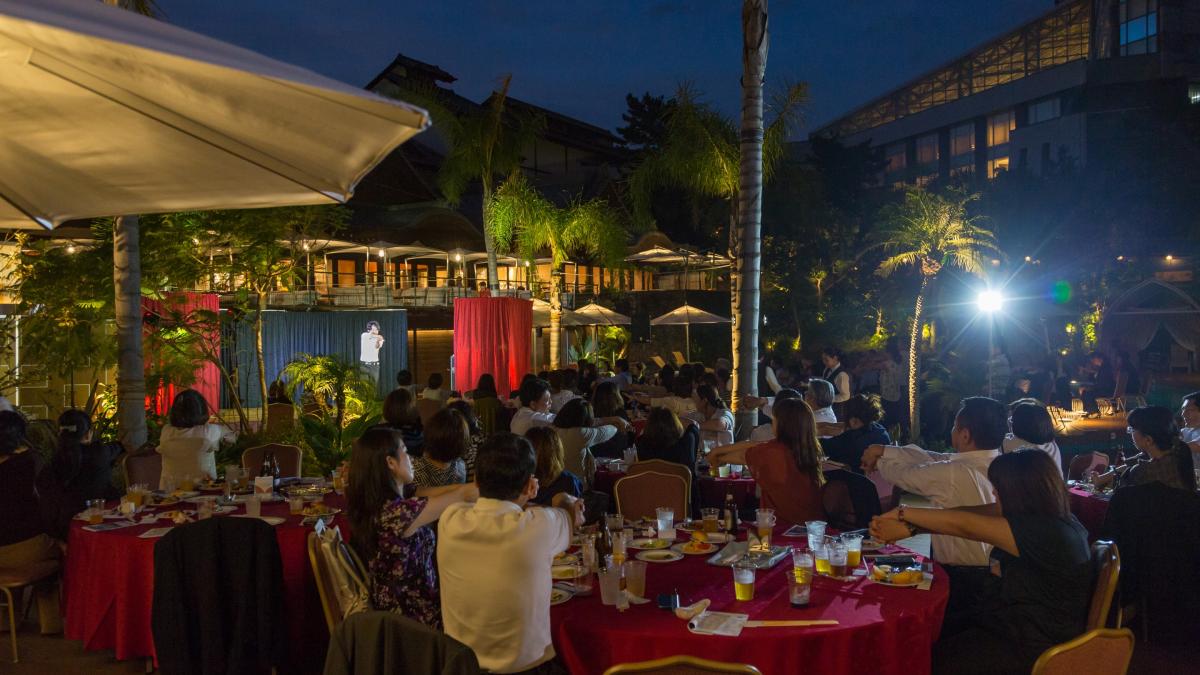 ステージのあるパーティー