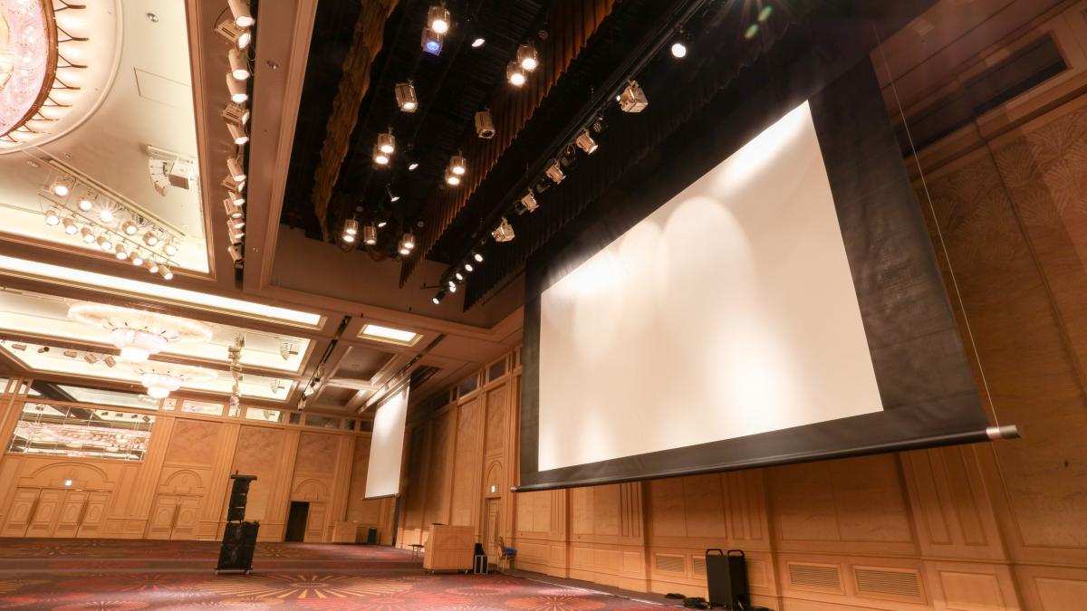 超大型380インチのハイビジョン対応スクリーン