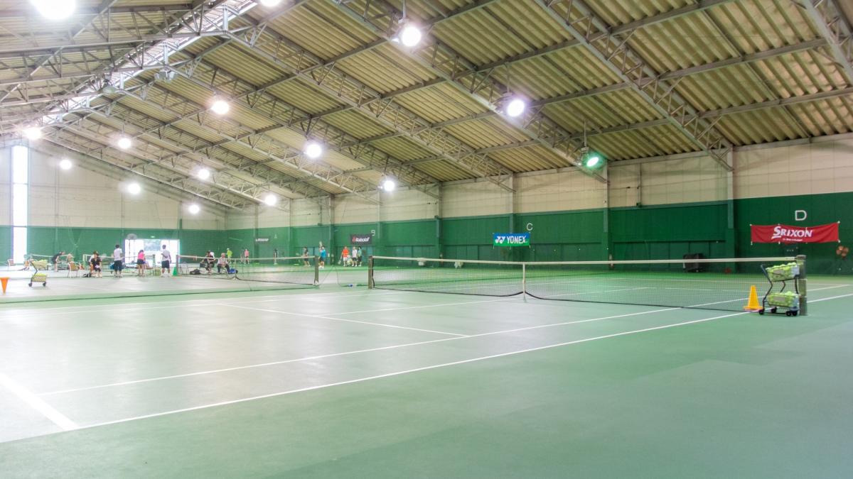 雨天も練習可能な屋内コート