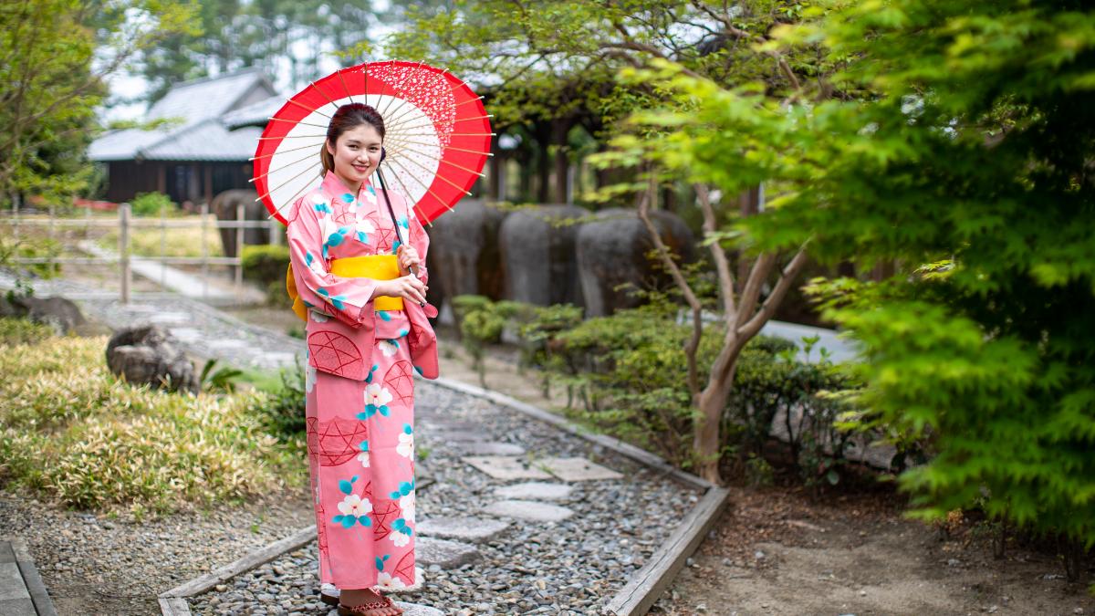 前の湯「新月」前の遊歩道