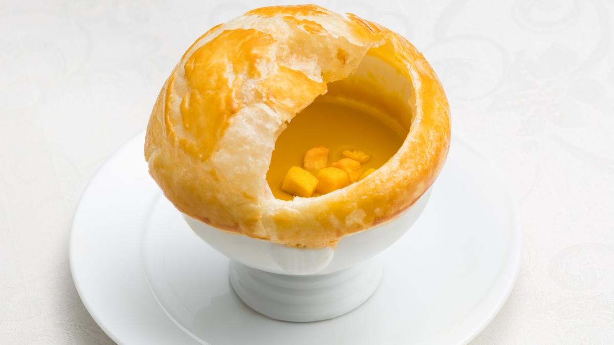 熱々パイ包み　野菜のクリームスープ