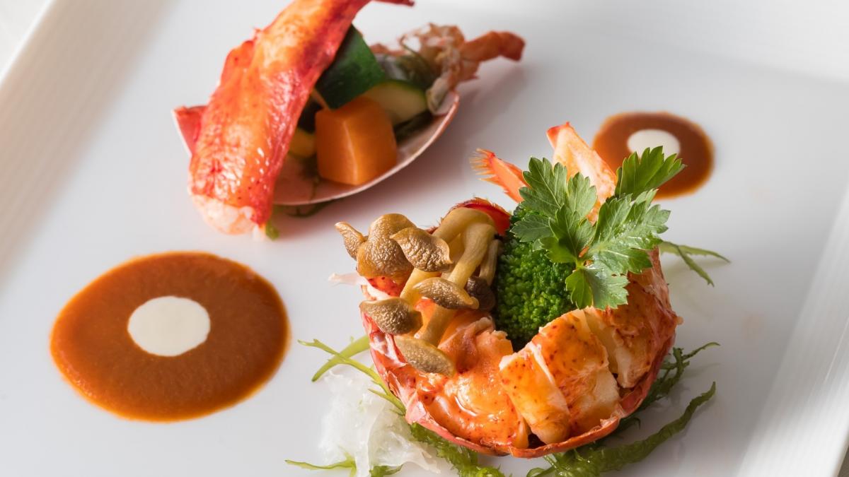 オマール海老のローストと爪肉と野菜のサラダ仕立て エビの香り豊かなソースで