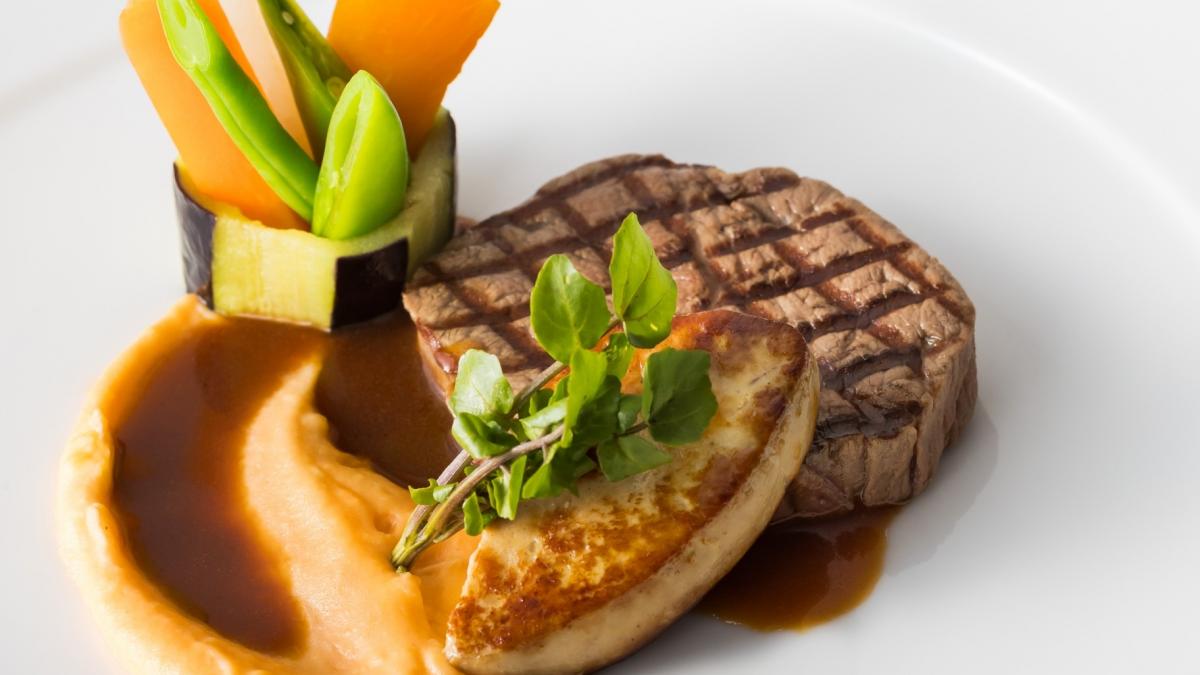牛フィレ肉とフォアグラ　温野菜添え ポルトガル産マデラワインのソース
