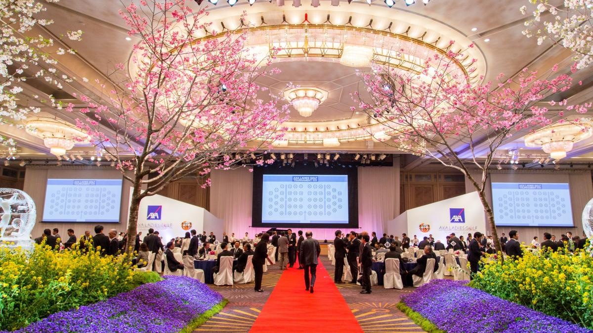 380インチ超大型スクリーンとプロジェクター活用したステージ演出