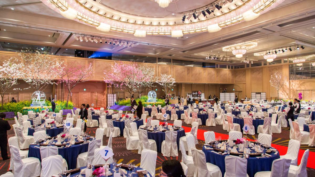 天井高9.0mを活かした広々とした華やかな会場装飾