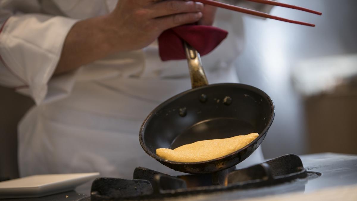 シェフが目の前で作り上げるオムレツ