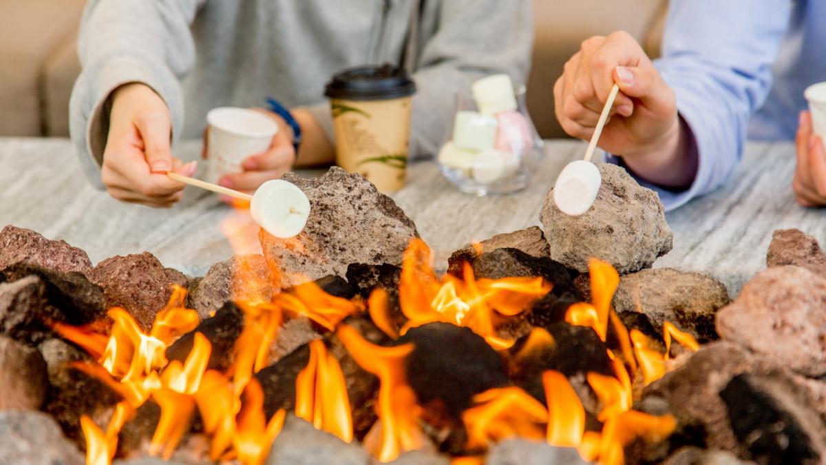 焚火のリビング 焼きマシュマロ
