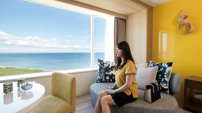 大きな窓から、雄大な太平洋と黒松林の絶景を望む客室
