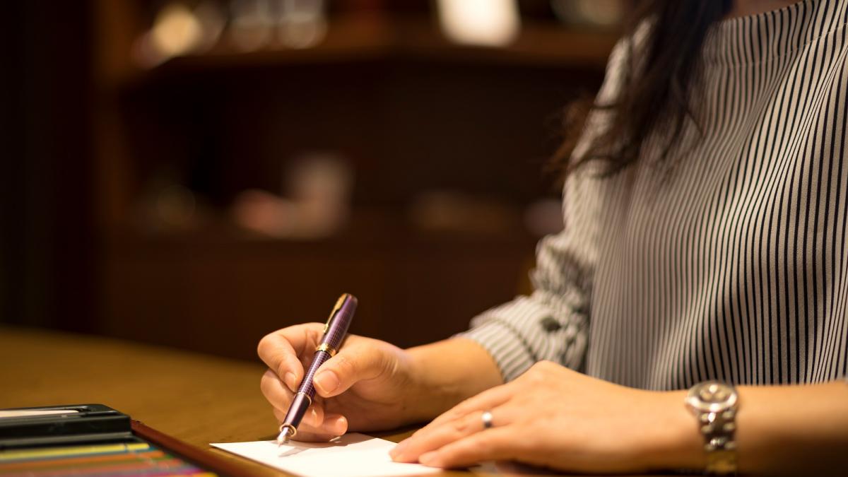 旅の思い出を手紙に綴る空間