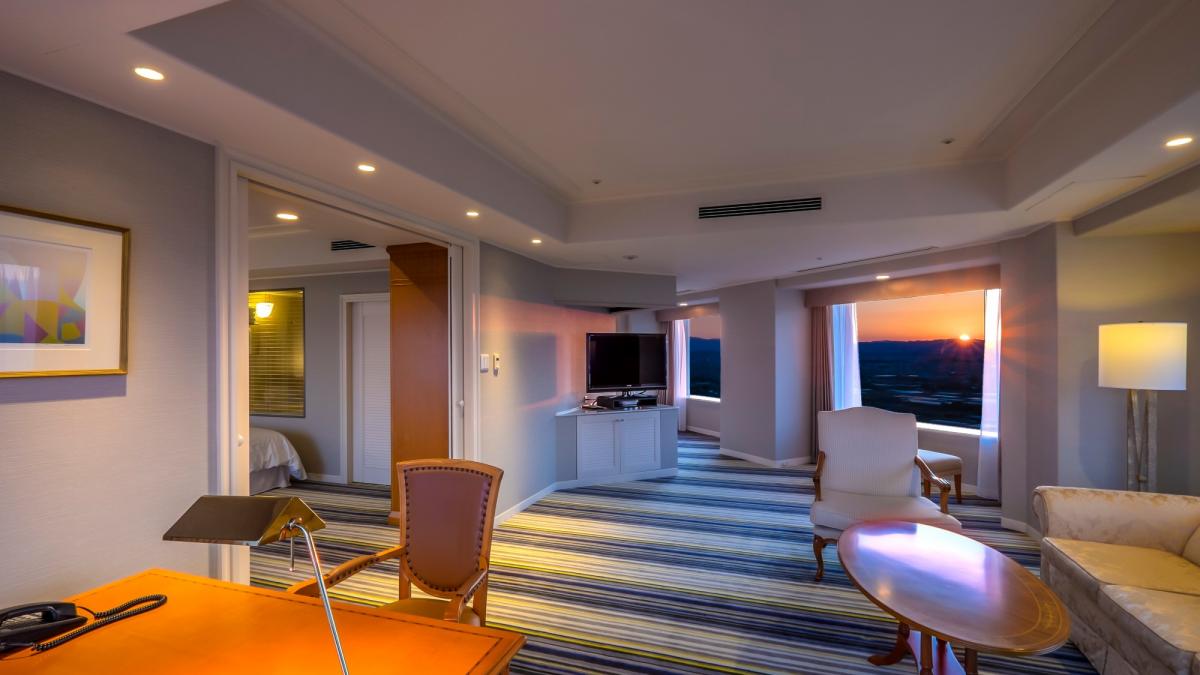 コーナースイートリビング夜